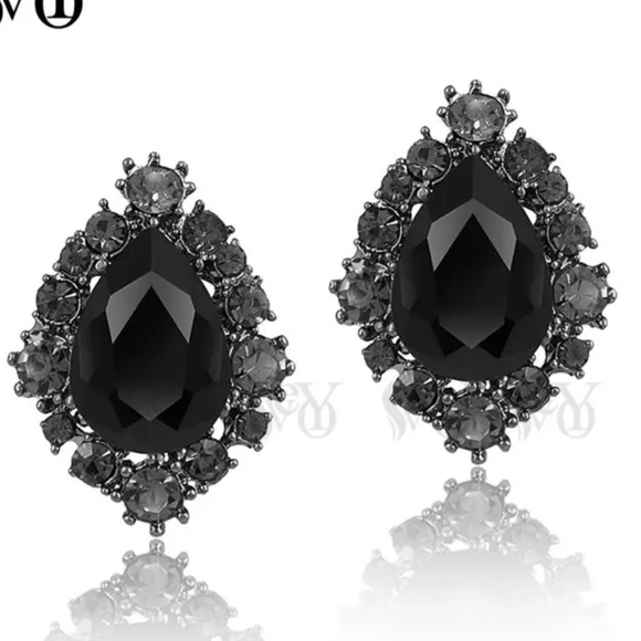 Jewelry - $2 BLACK STUD EARRINGS. NEW. $2 if bundled